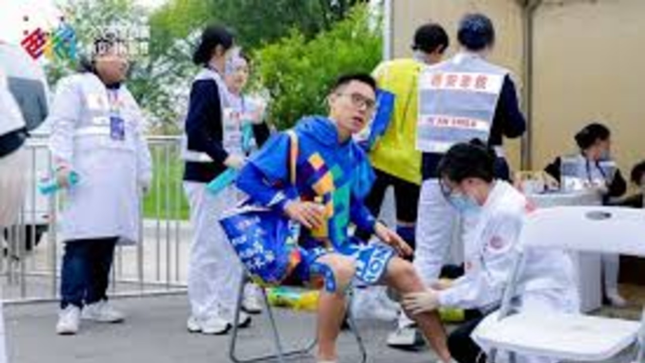 西安交警护航西安马拉松