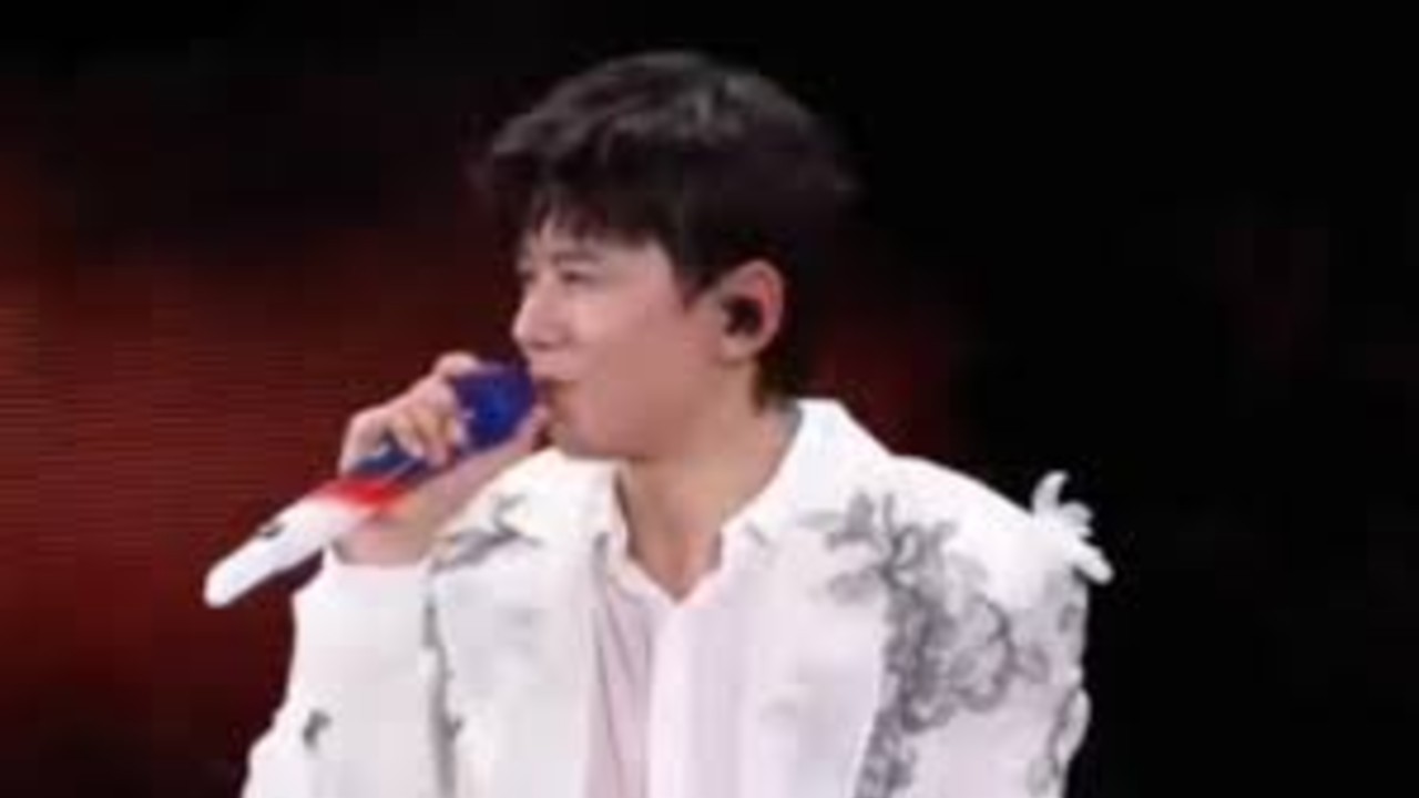 张杰演唱会被三个女儿打断演唱节奏