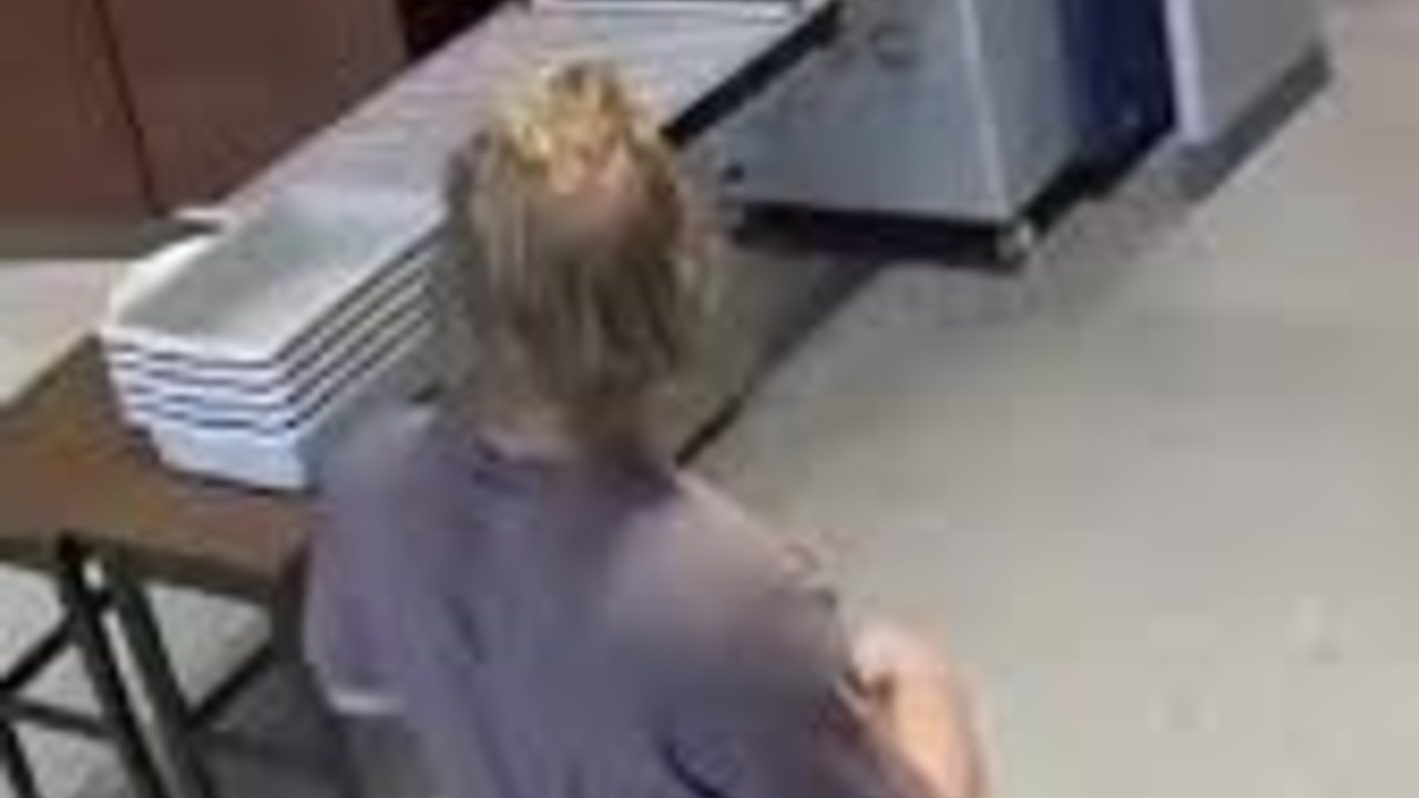 美国一男子持枪闯法院被击毙