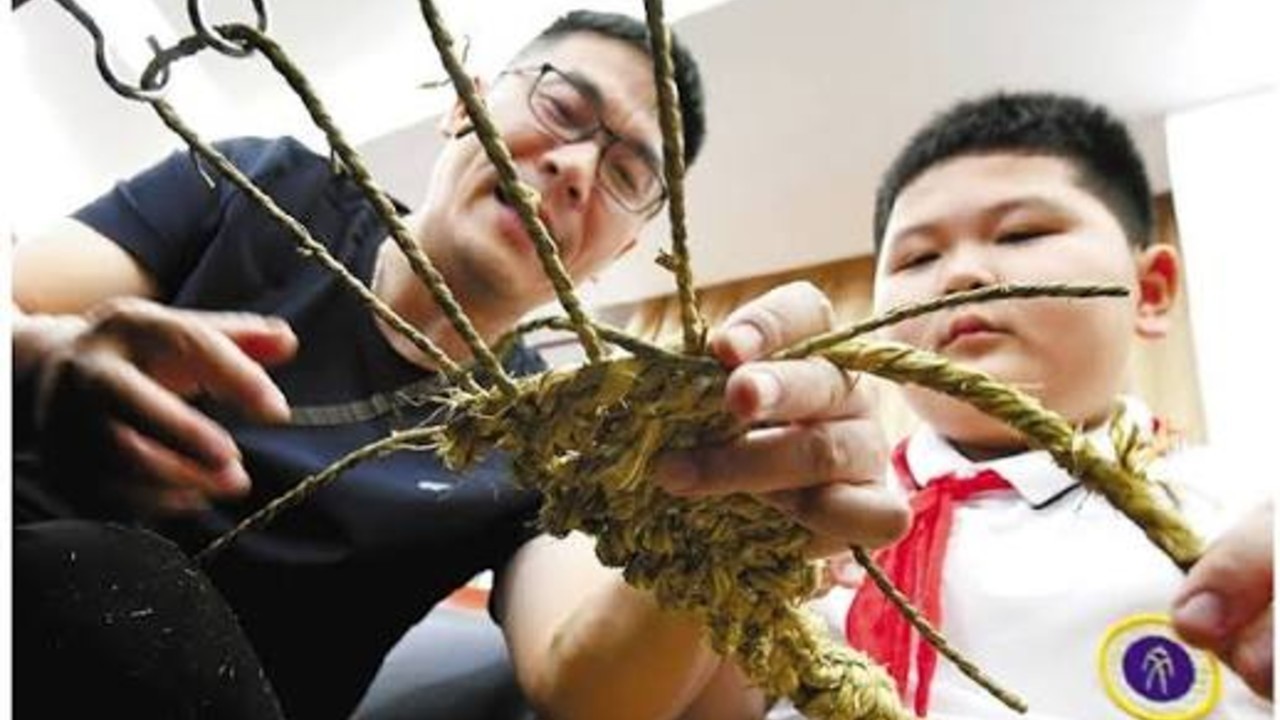 广州小学生穿草鞋忆长征