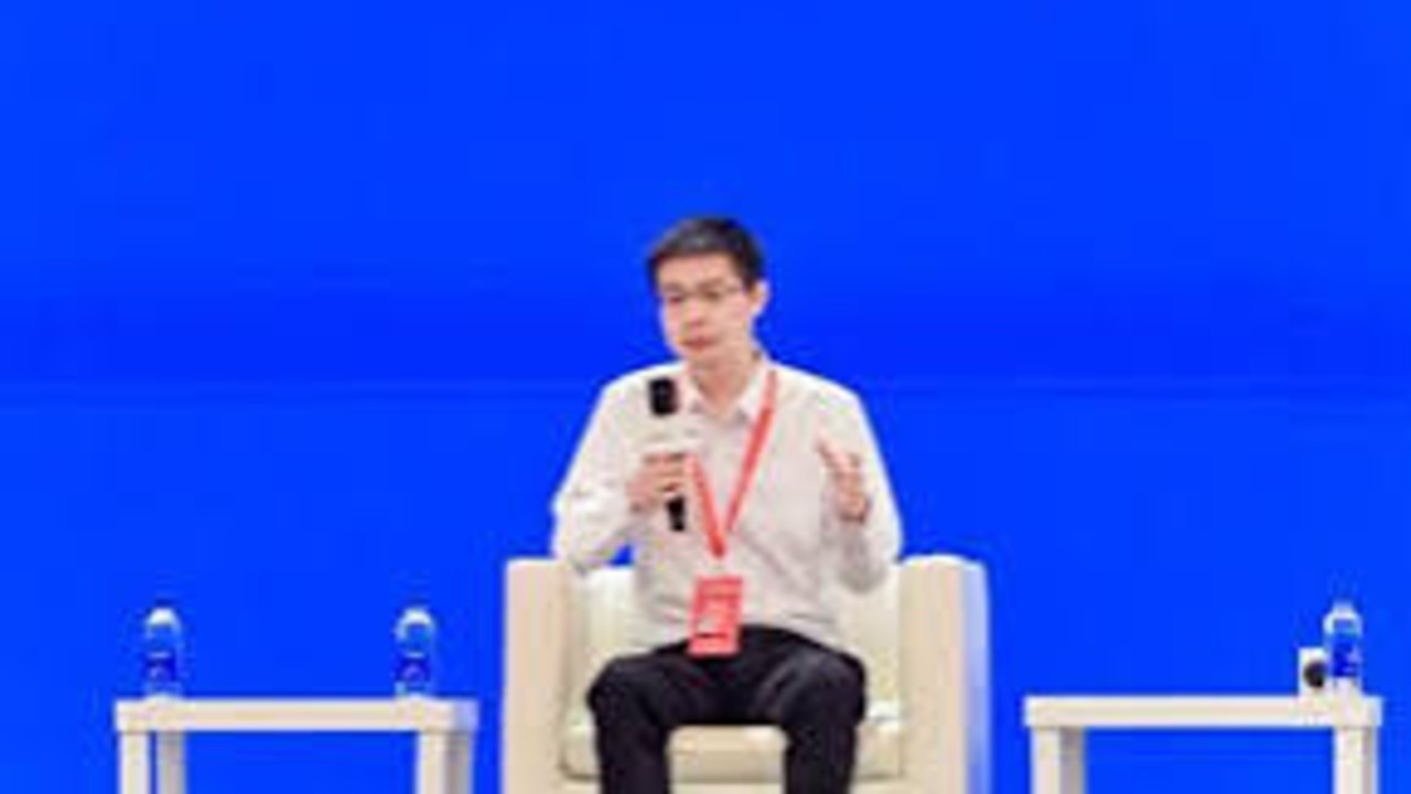 王兴兴称过去犯的最大的错是不够相信 AI，如何看待此番言论？全力拥抱 AI 会给机器人行业带来哪些改变？