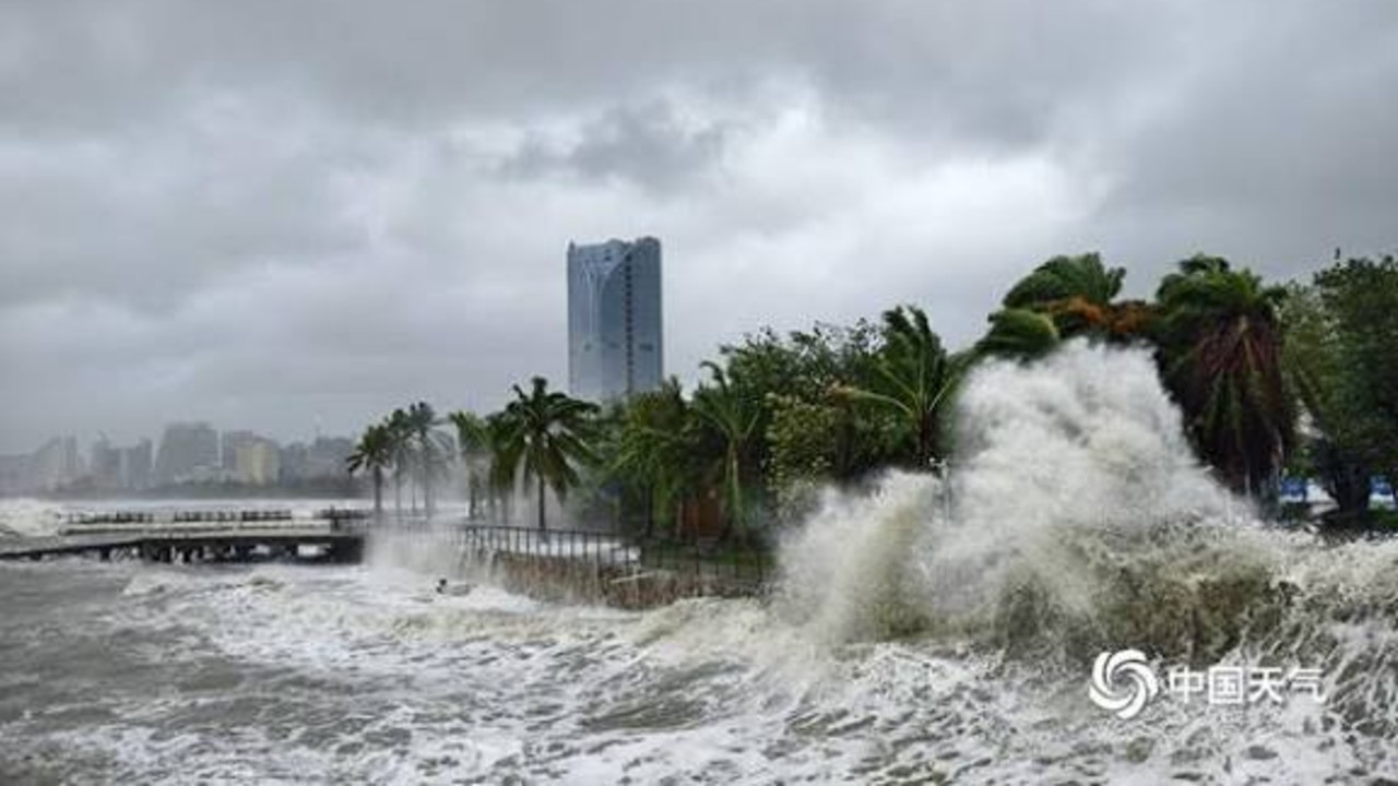 海南东北部现强降雨