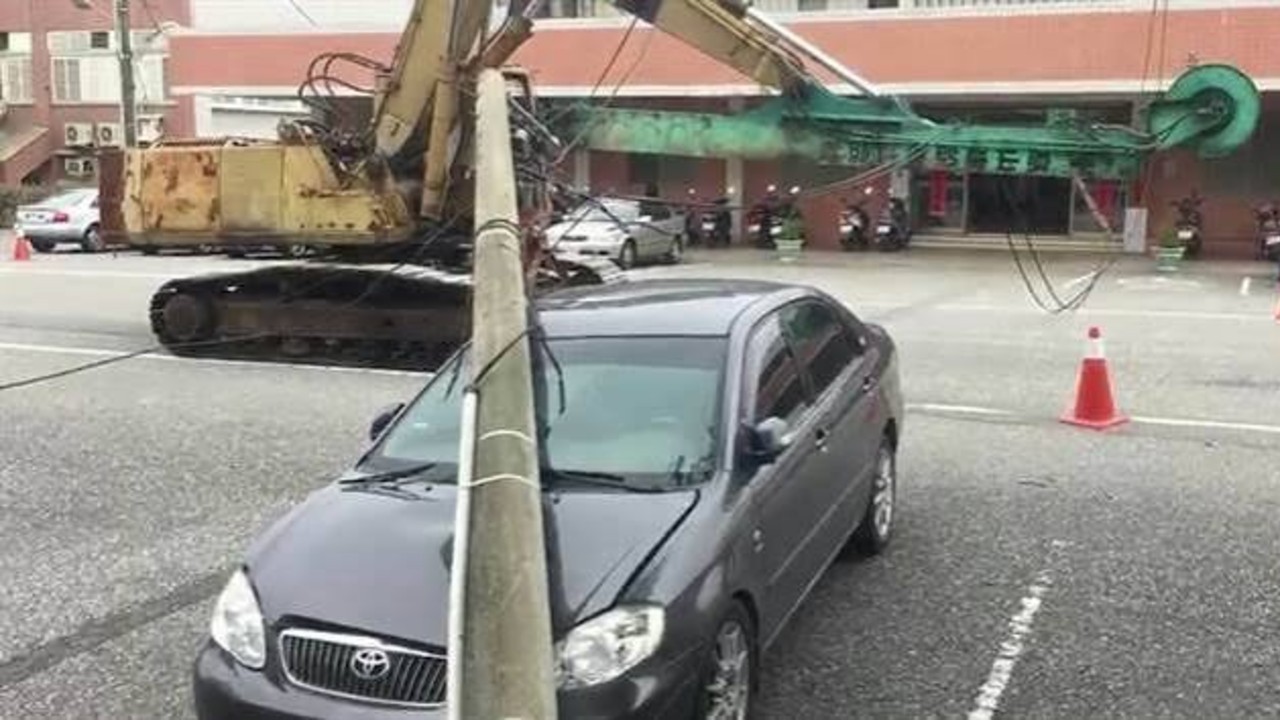 挖掘机撞断电线杆砸中路人