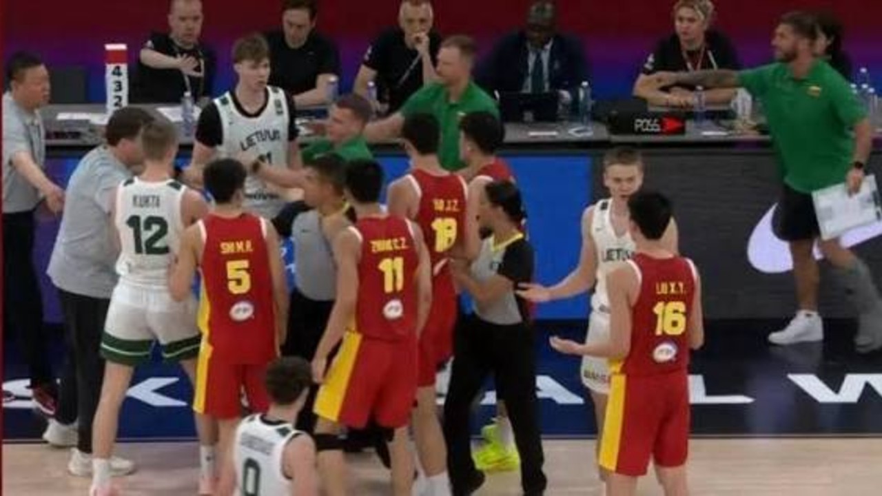 U17 中国 vs 立陶宛爆发冲突，张淳智被推倒后报复被罚下，姚嘉泽拉架被打也被罚下，对此你怎么看？