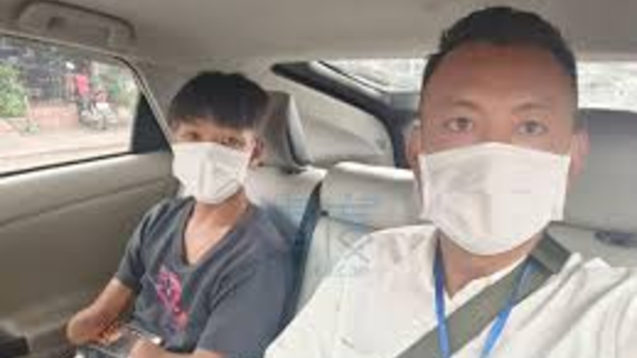 #柬埔寨新闻这两天大肆曝光金边缉毒警察绑架、勒索和栽赃受害人的脸书用户Ren Chanrith，今天带着一个双臂残疾的受害者前往柬埔寨内政部中央司法警察局作证。该受害者声称，此前曾遭一伙人非法非法拘禁