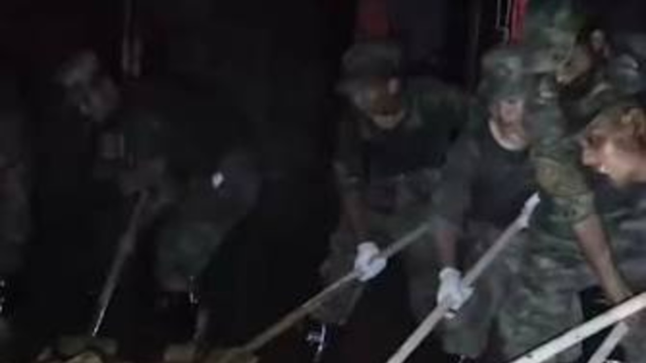 广西战士通宵清淤席地而眠