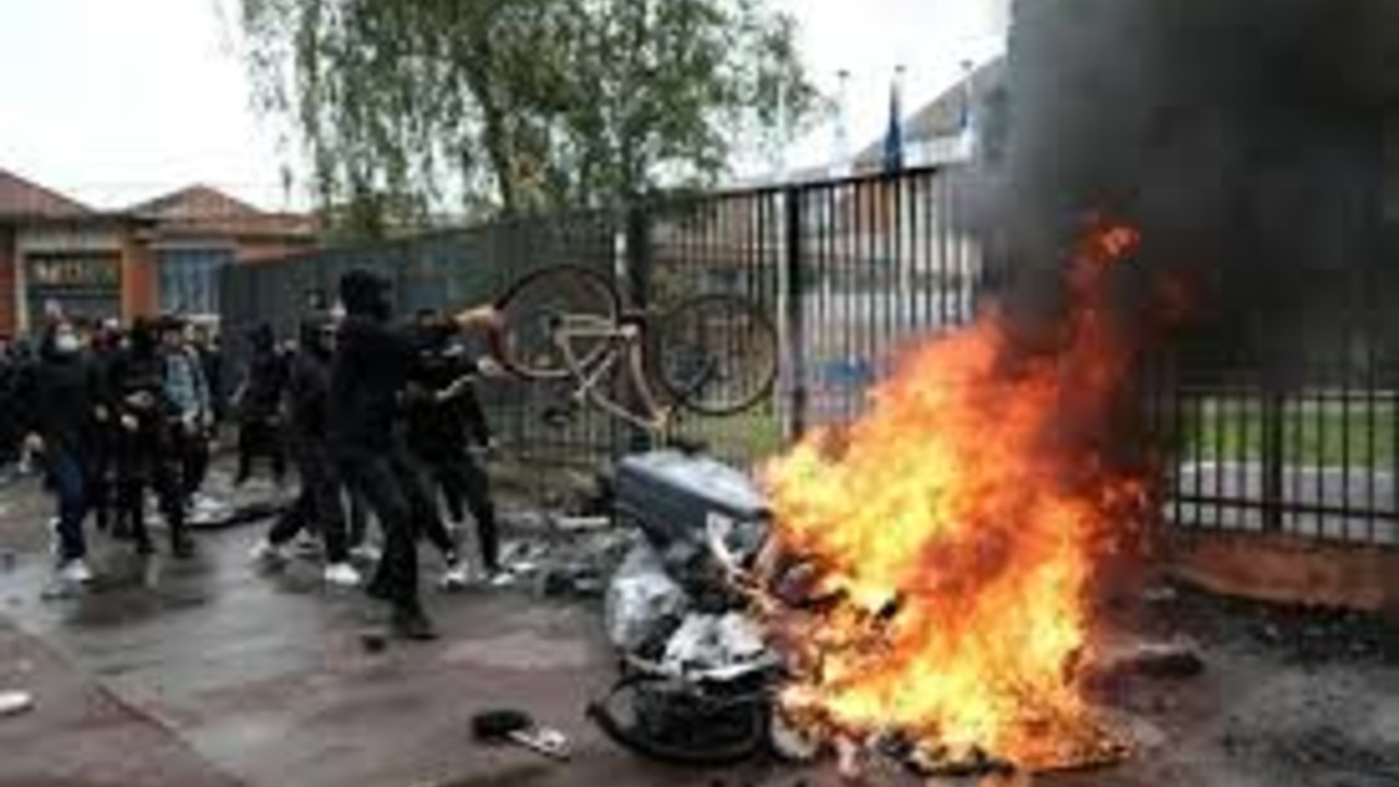 一场高中生罢课为什么能烧到全国，法国社会的火药桶到底是怎么堆起来的？