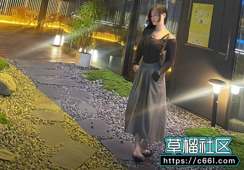 淫荡人妻最爱女上位 美乳狂甩上下起伏 淫荡浪叫露脸啪啪 强制高潮爽到仰头享受 - 图2