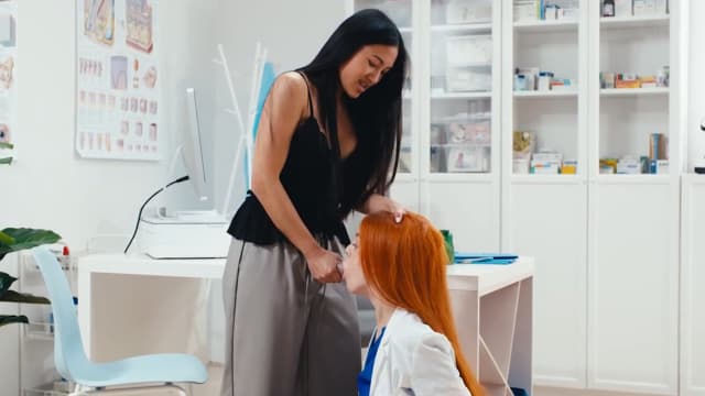 TS人妖 去看病的时候吃错药被医生跪舔口交